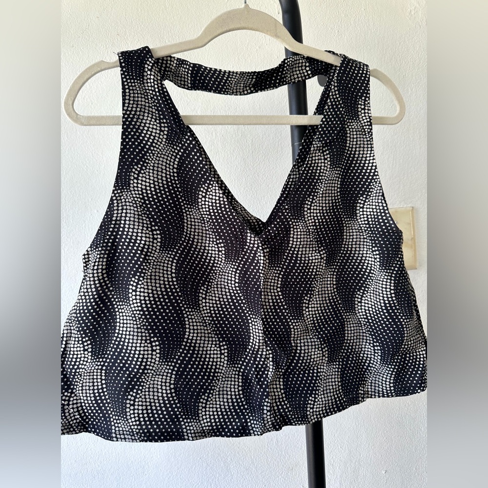 Elegant Black and White Wave Crop Top